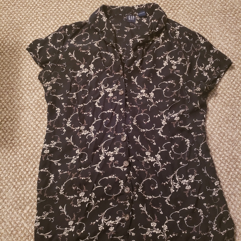Womens GAP button up blouse.